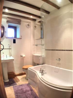 The Granary Master Bathroom, downstairs